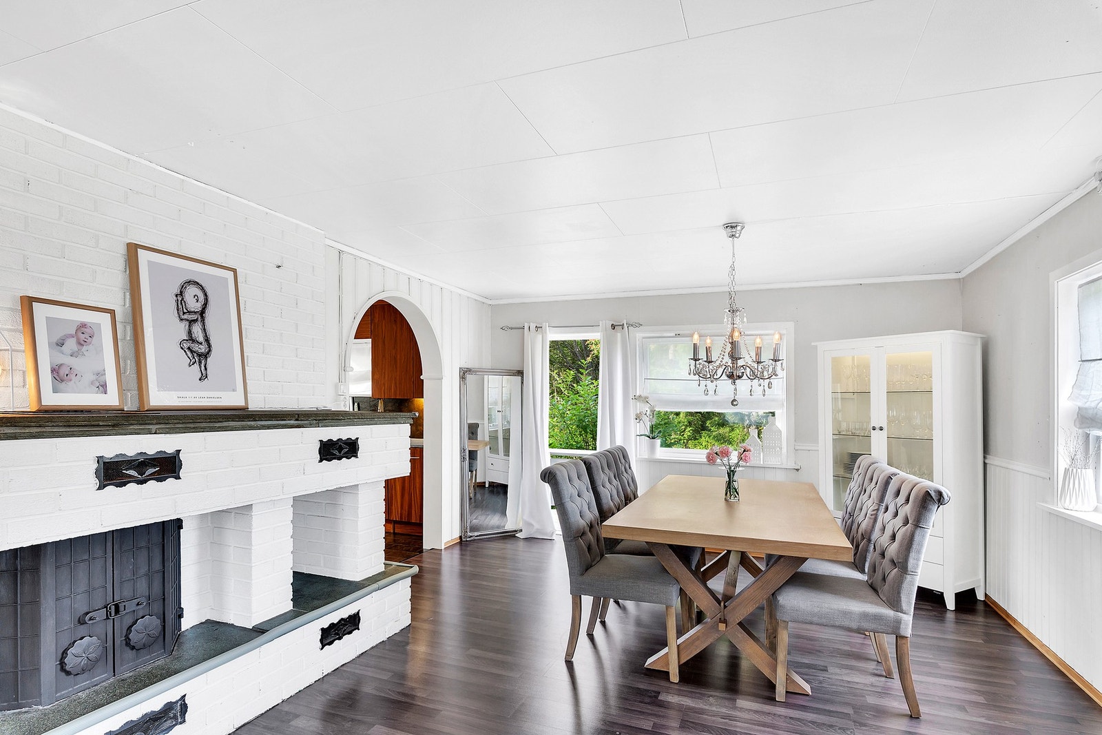 Velegnet sone for spisegruppe som gir en naturlig og god flyt mellom stue og kjøkken. Galleribilde