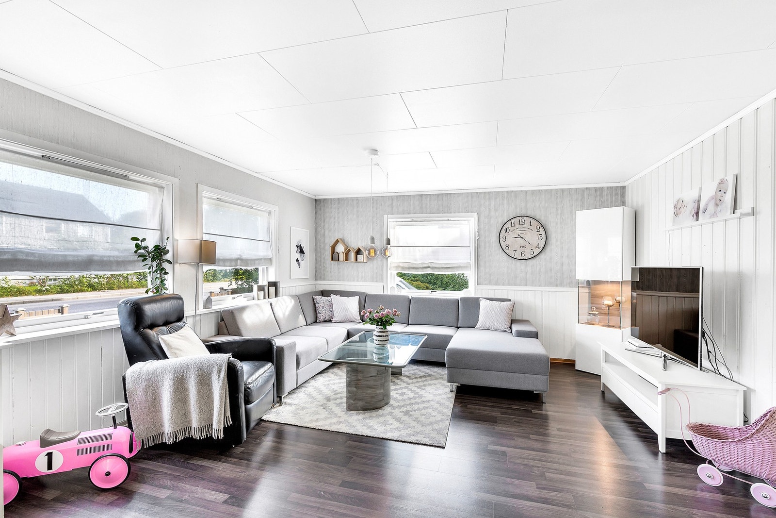 Rikelig med naturlig lys fra vindusflater. Galleribilde