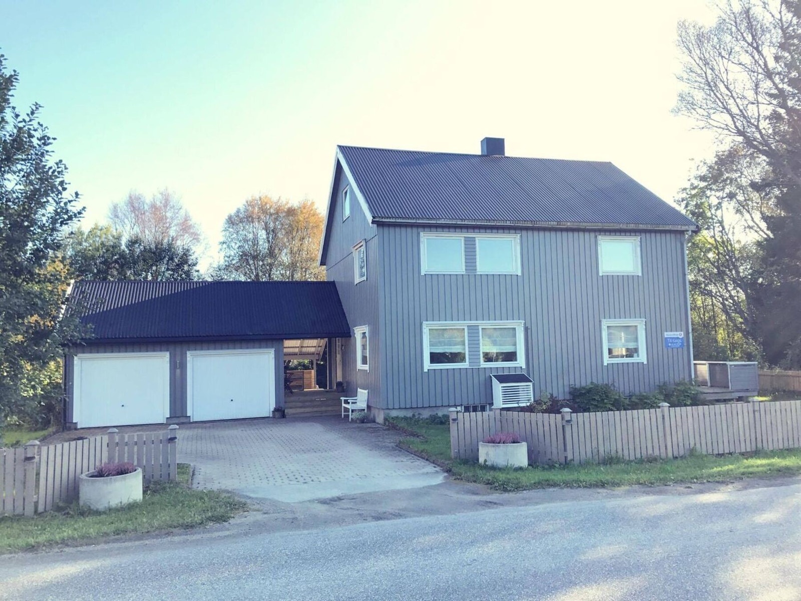 Det er god adkomst til eiendommen fra offentlig vei. Galleribilde