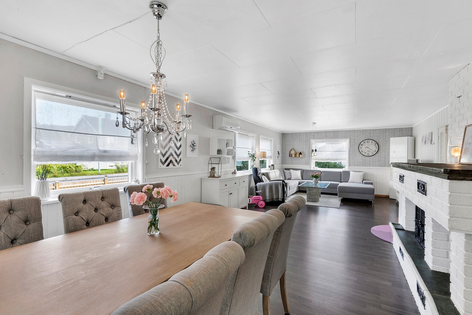 Romslig stue med lyst og innbydende preg. Galleribilde