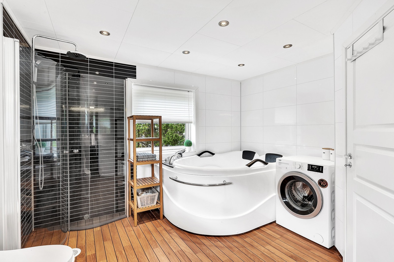 Spotter i himlingen gir rommet en lun og behagelig stemning. Galleribilde