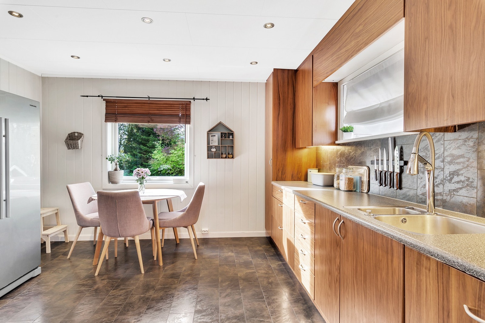 Tidsriktig kjøkken fra 2012 med hyggelig og lun atmosfære. Galleribilde