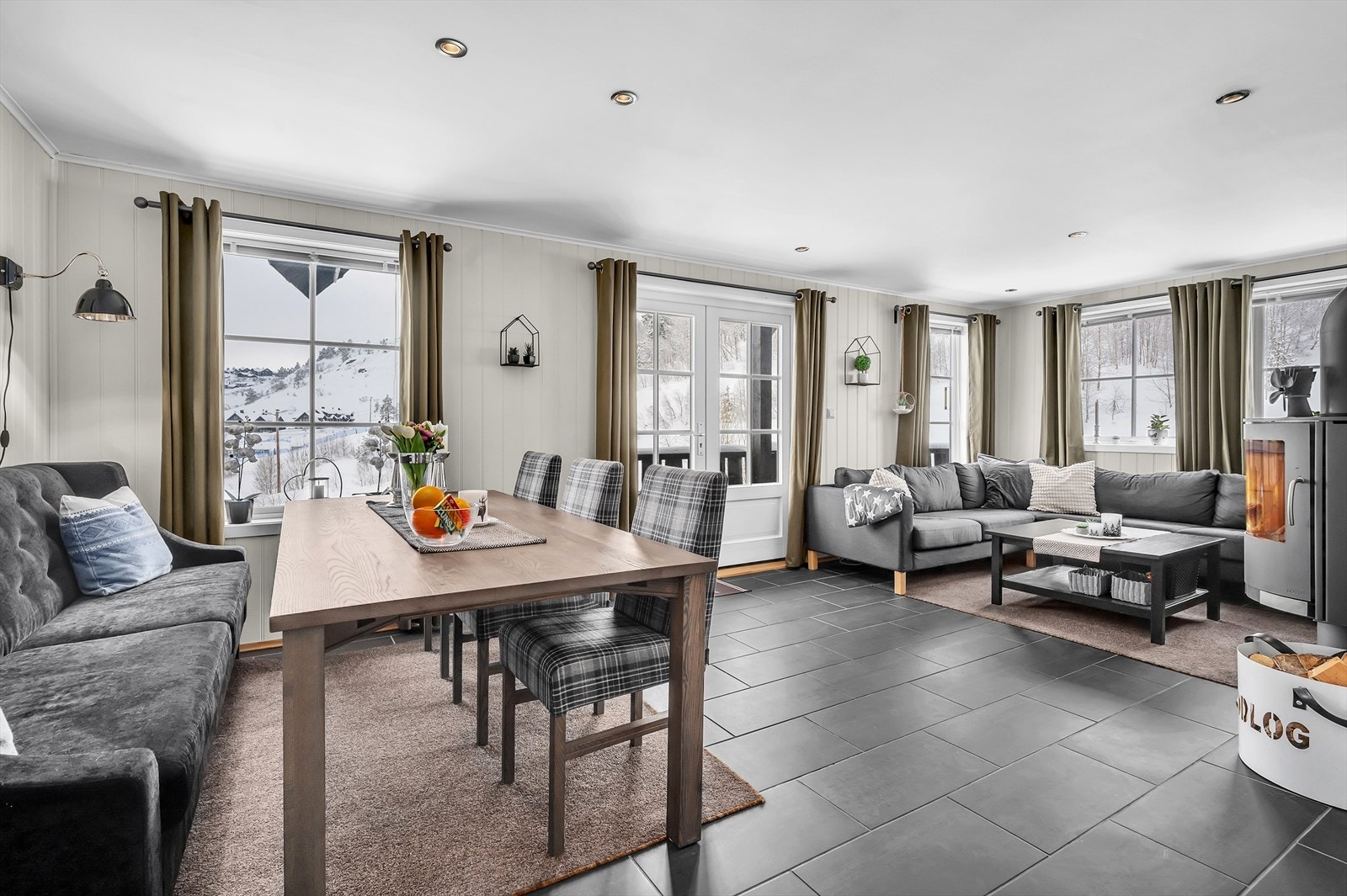 Bilde fra stue, varmekabler i gulv og vedovn som varmer godt Galleribilde