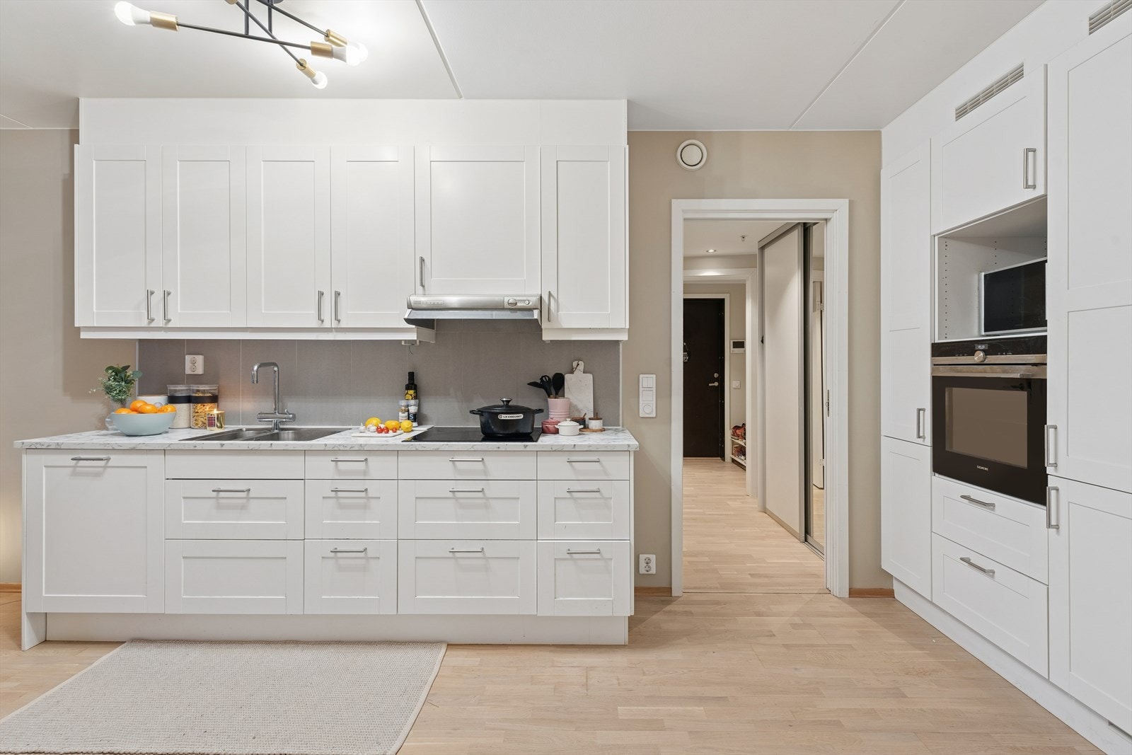 Moderne kjøkken med integrerte hvitevarer. God oppbevaringsplass i skap/skuffer og en god utforming av kjøkkenet. Galleribilde