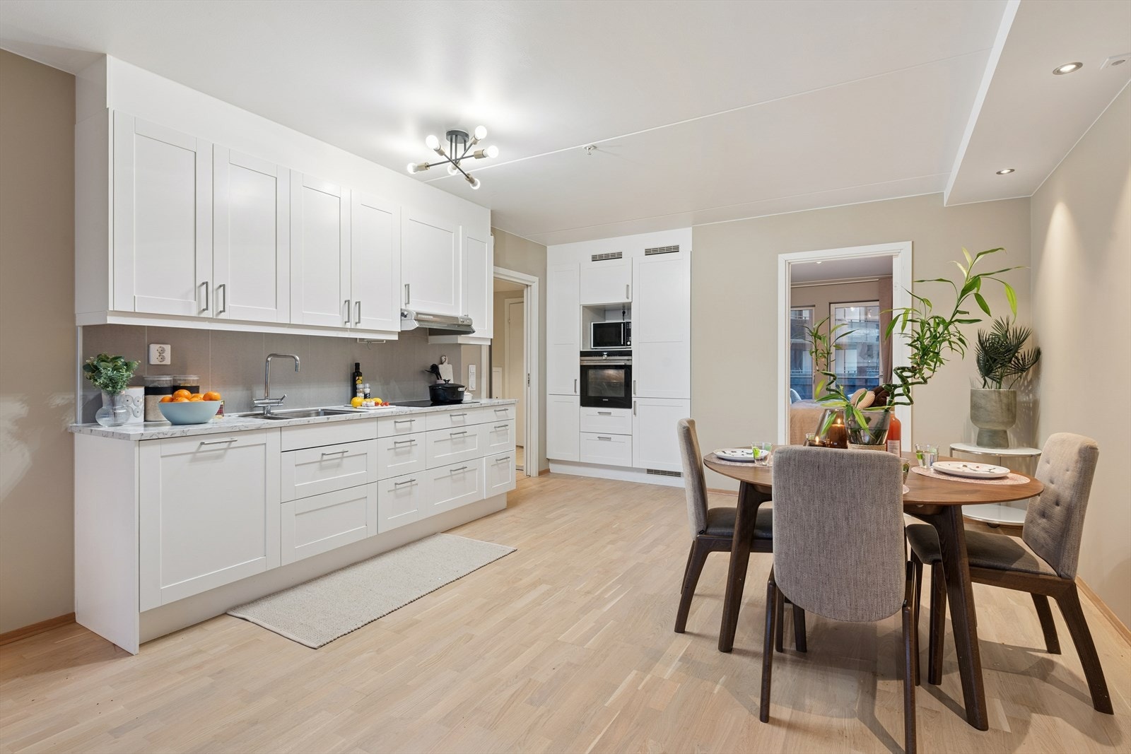 Naturlig plass til spisebordløsning. Her er det god plass til stort spisebord. Galleribilde