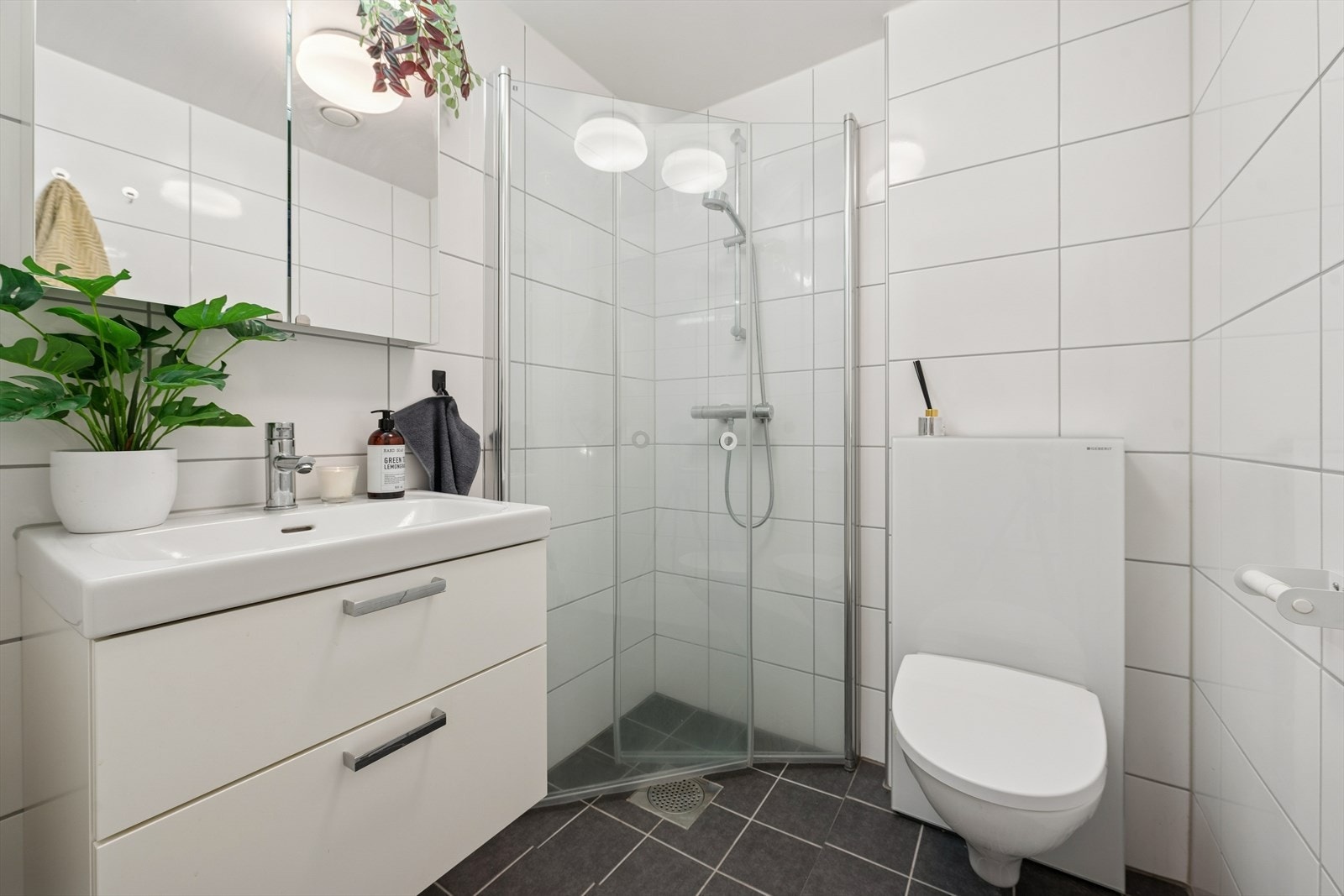 Komplett baderom med dusj og moderne innredning. Galleribilde