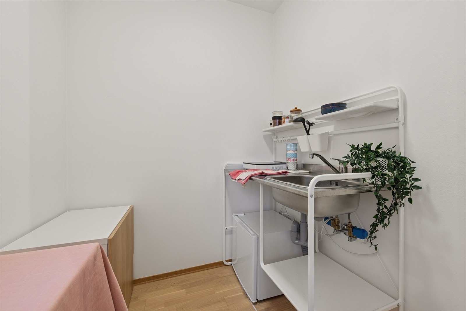 Rommet har et enkelt kjøkken. Ved behov har man muligheter til å koble inn et større kjøkken. Det er opplegg til vann/rør. Galleribilde