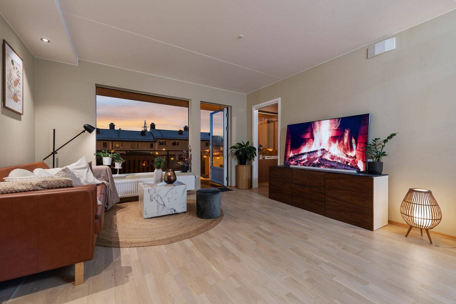 Leiligheten er modernisert med tidsriktig fargevalg og nyslipt gulv i 2025. Galleribilde