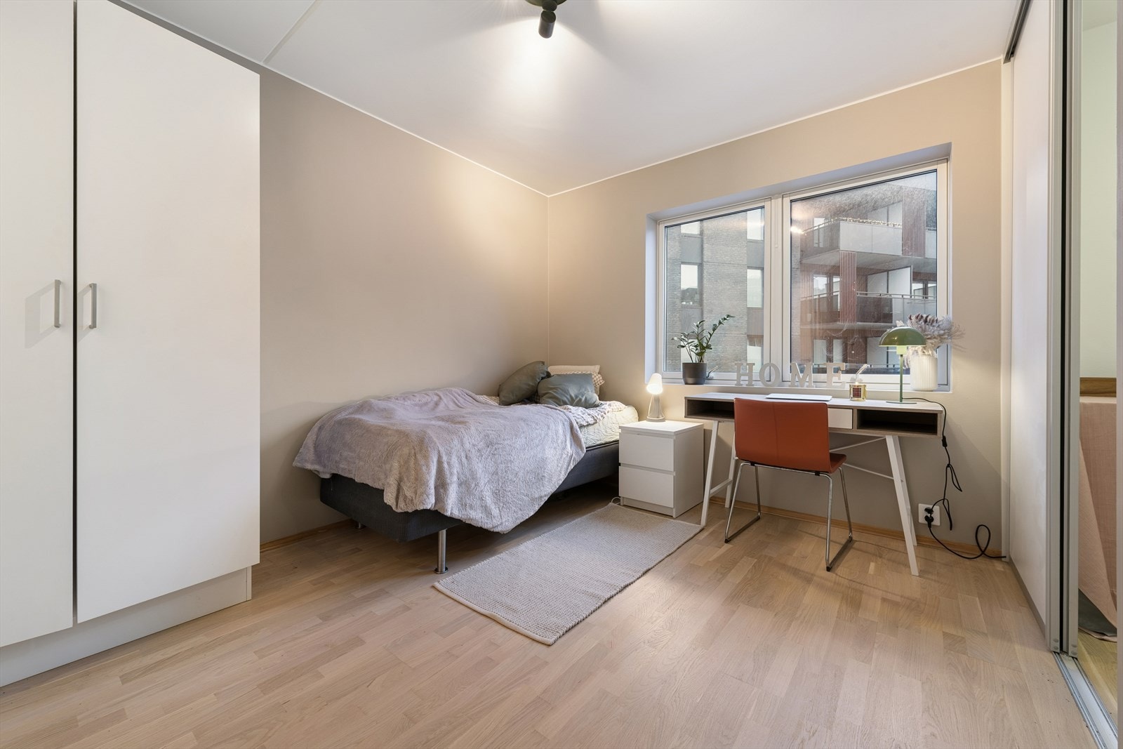 Dette rommet var tidligere hovedsoverommet. I dag er det en romslig hybel med egen inngang. Galleribilde