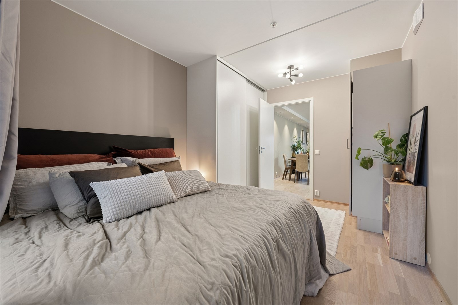 Dette rommet blir brukt som hovedsoverom i dag. Her er det god plass til stor dobbeltseng og tilhørende møblement. Det er også oppbevaringsmuligheter. Galleribilde