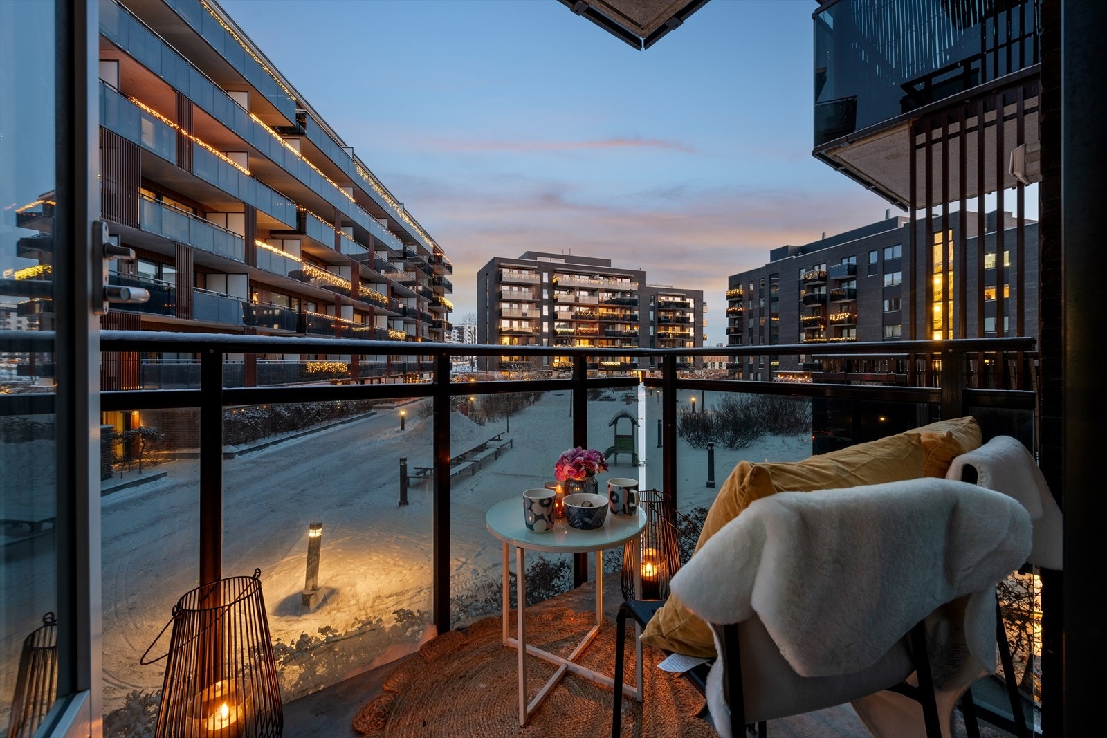 Privat balkong med utgang fra soverommet. Soverommet er vendt mot sameiets fellesareal. Galleribilde