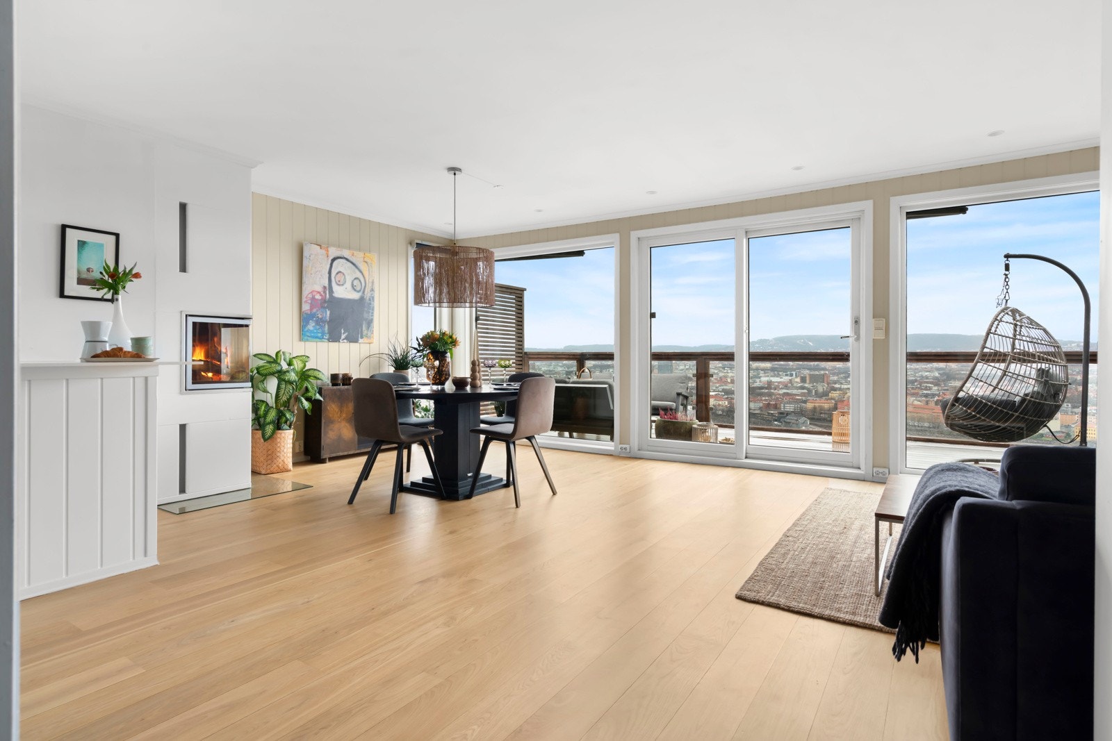 Innvendig bys det på to stuer med store vindusflater og vidstrakt utsikt. Galleribilde