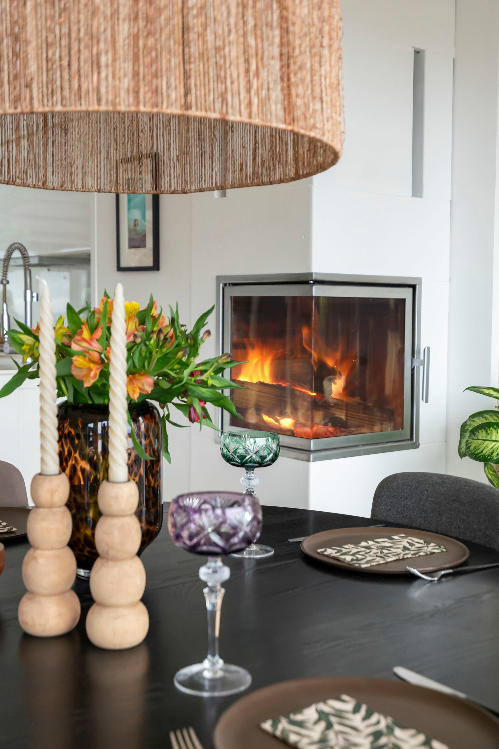 Peisen tilfører rommet en god porsjon med varme og sjarm. Galleribilde
