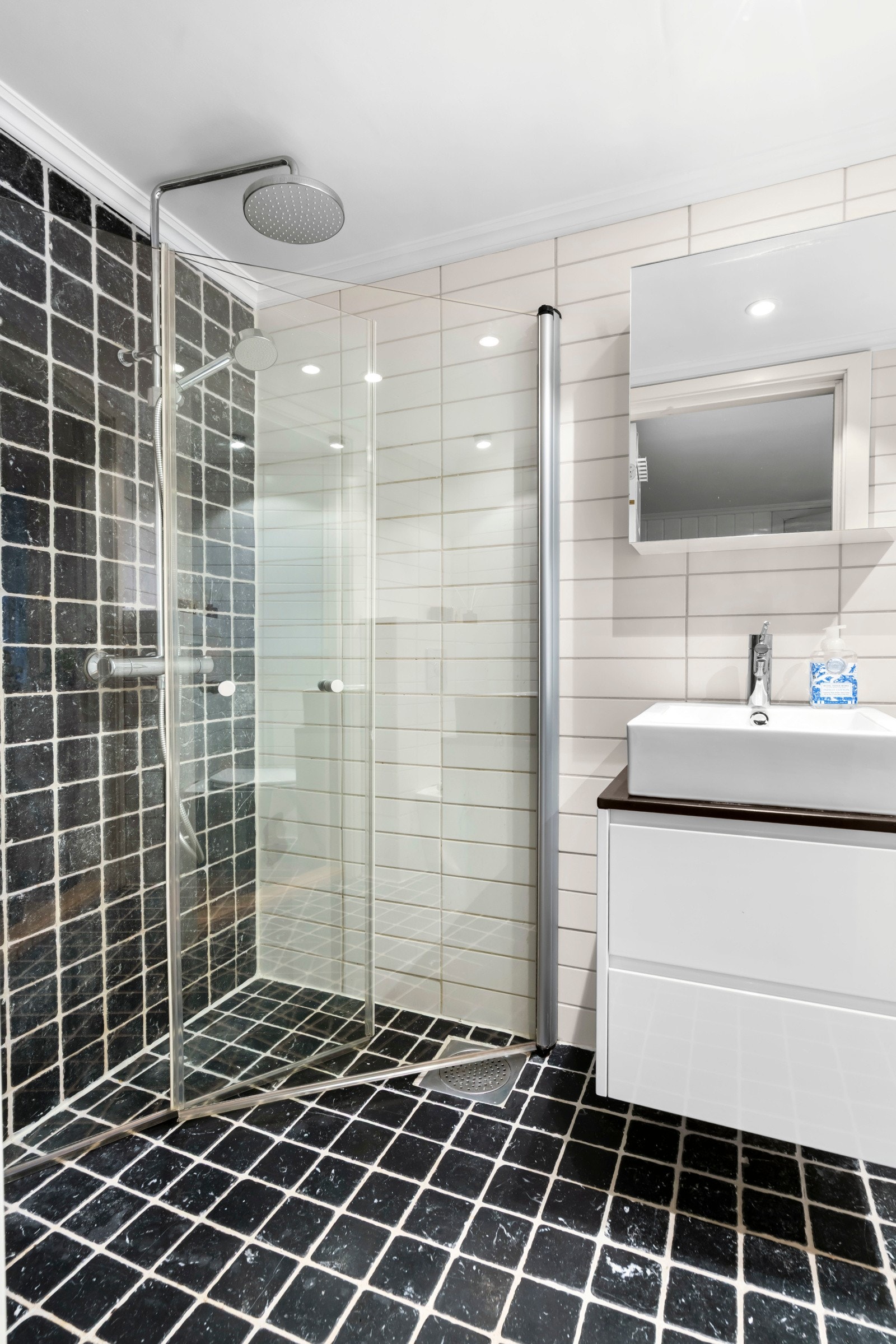 Servantbolle på steinplate og god oppbevaring i servantskap. Galleribilde