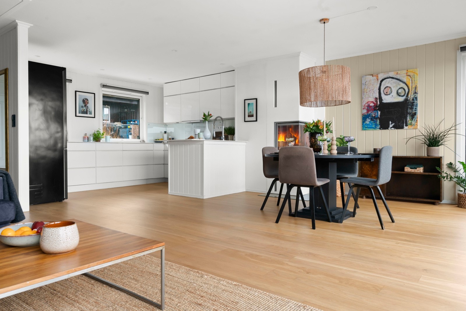 Kjøkkenet er i åpen løsning som gir en sosial og funksjonell atmosfære. Galleribilde