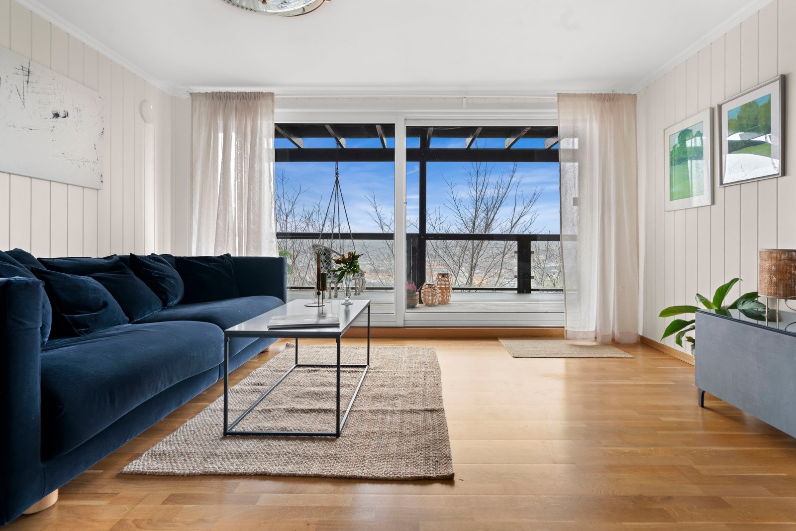 Utgang til stor terrasse med videre tilgang til ute bod og felles trapp. Galleribilde