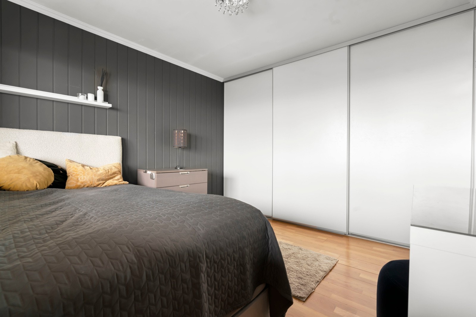 Fra det største rommet er det direkte utgang til en egen veranda med et gulvareal på ca. 13 kvm. Galleribilde