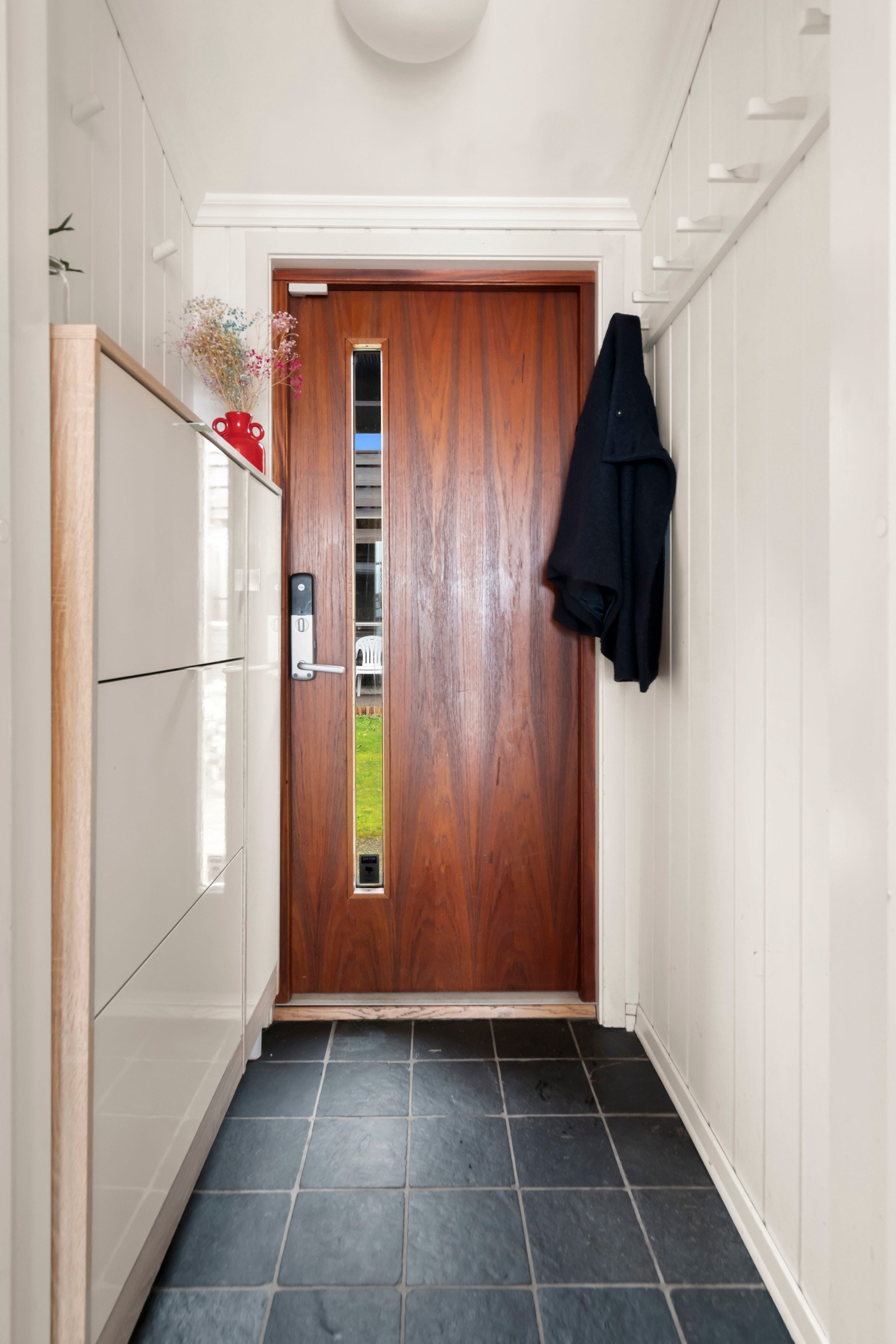 Velkommen inn! Lys og praktisk entré ned flislagt gulv og smart planløsning. Galleribilde