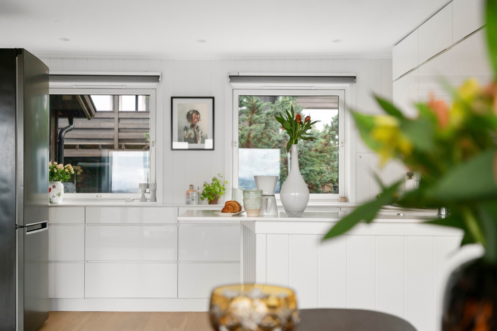 Videre er det glassplate på vegg undrer overskap og lys under overskap. Galleribilde