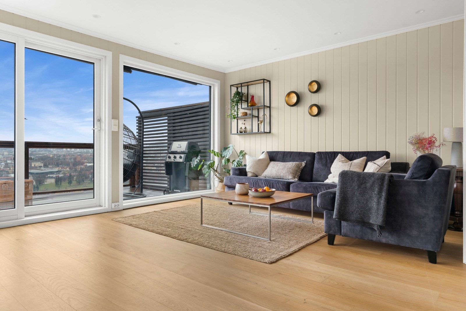 I hovedetasjen er det god plass til sofagruppe med tilhørende møblement. Galleribilde