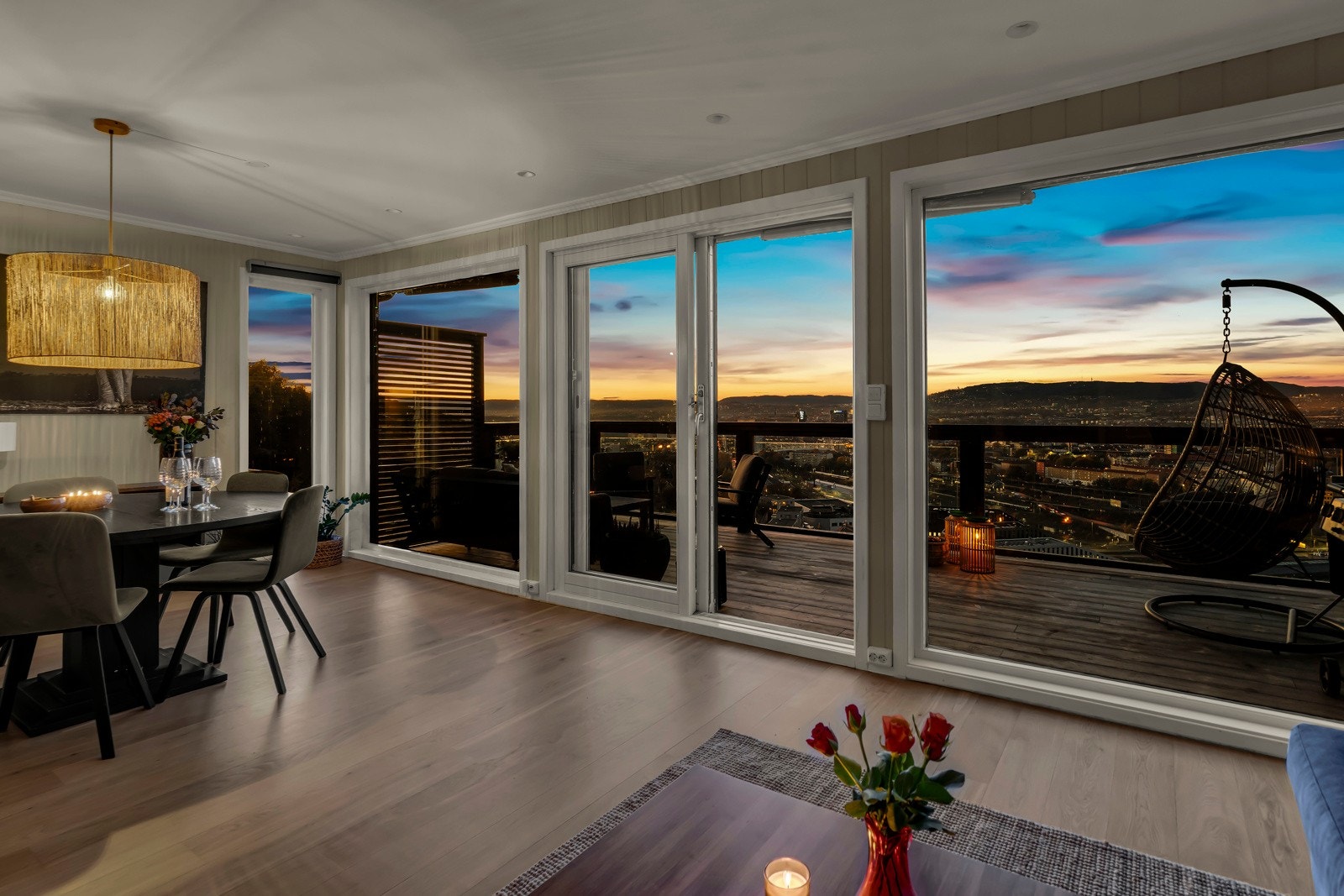 Fra terrassen i hovedetasjen får du kanskje Oslos beste utsikt, med skogsutsikt i én retning, og byen i den andre. Galleribilde