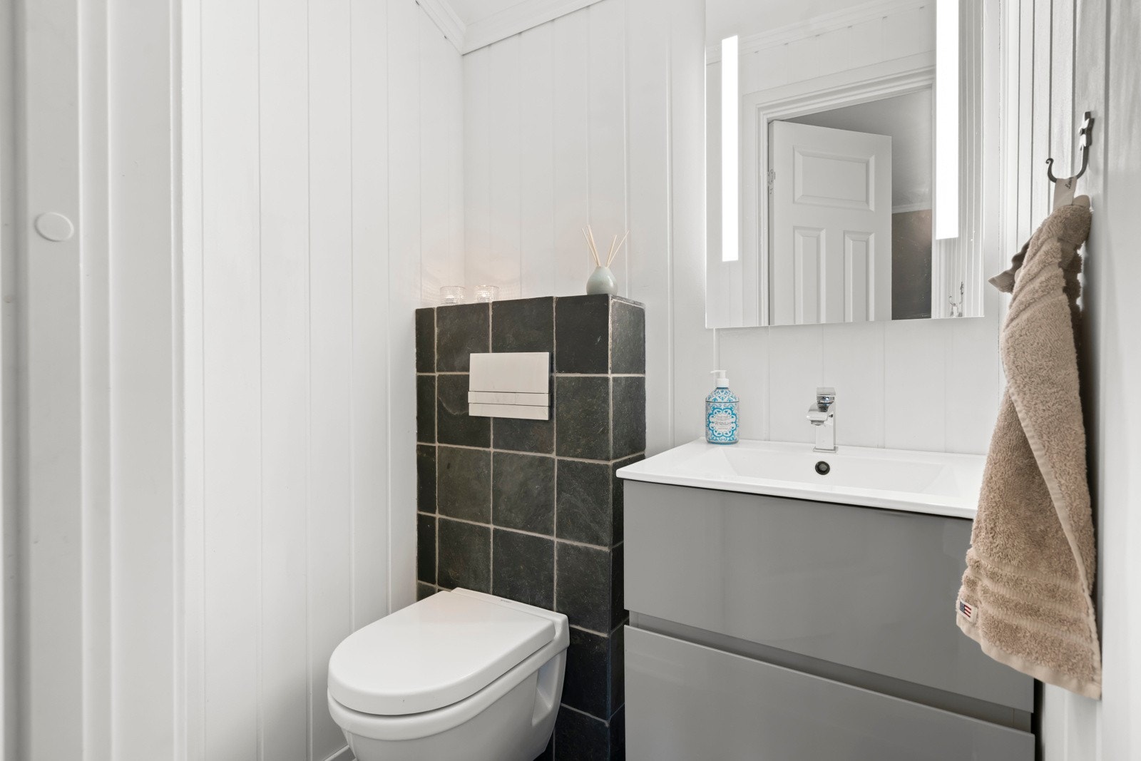 I tilknytning til entré er det direkte tilgang til et separat toalett. Galleribilde