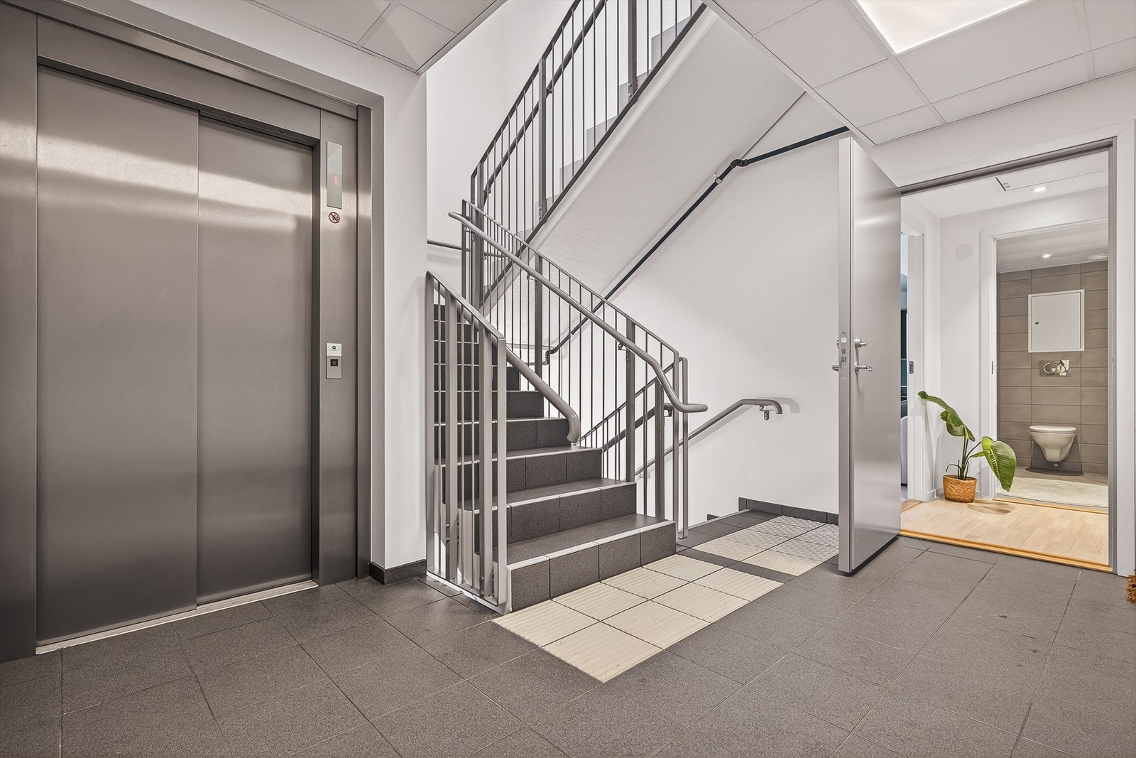 Flott leilighetsbygg med fine fellesareal og heisadkomst. Galleribilde