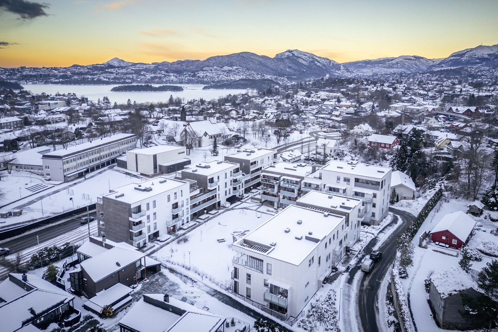 Attraktiv sameie med en meget sentral og god beliggenhet. Sameiet består for øvrig av 75 boligseksjoner og 5 næringsseksjoner. Galleribilde