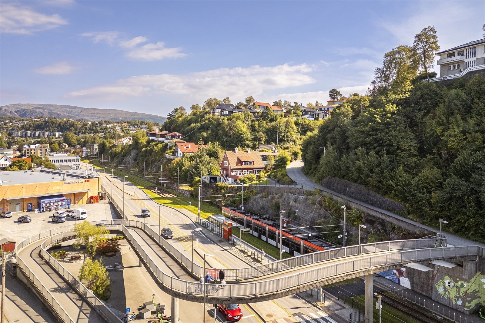 Mårdalen bybanestopp og Rema 1000 Skjold ligger kun ett stopp unna mot Nesttun. Galleribilde