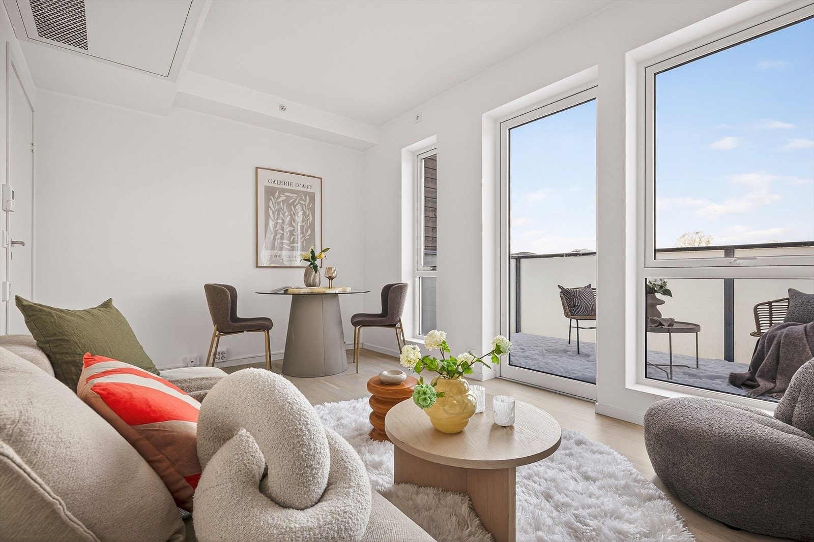 Smakfull stue med takhøyde på 2.60 m. Store vindusflater ut mot balkong gir leiligheten en god romfølelse. Galleribilde