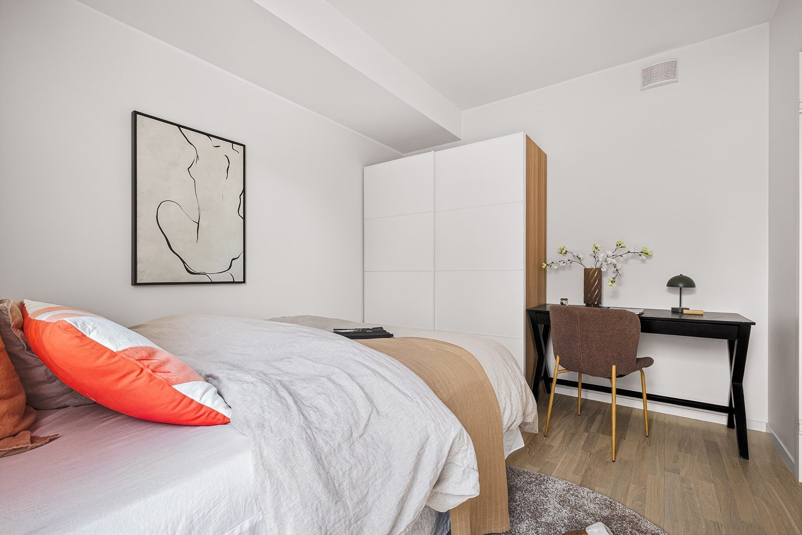 Frittstående garderobeskap på soverom medfølger i handelen. Galleribilde