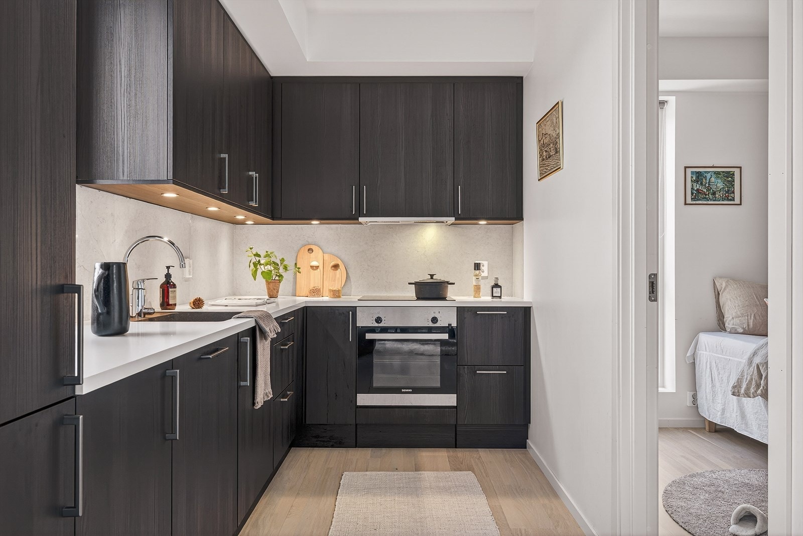 Stort og delikat kjøkken med integrerte hvitevarer. Galleribilde