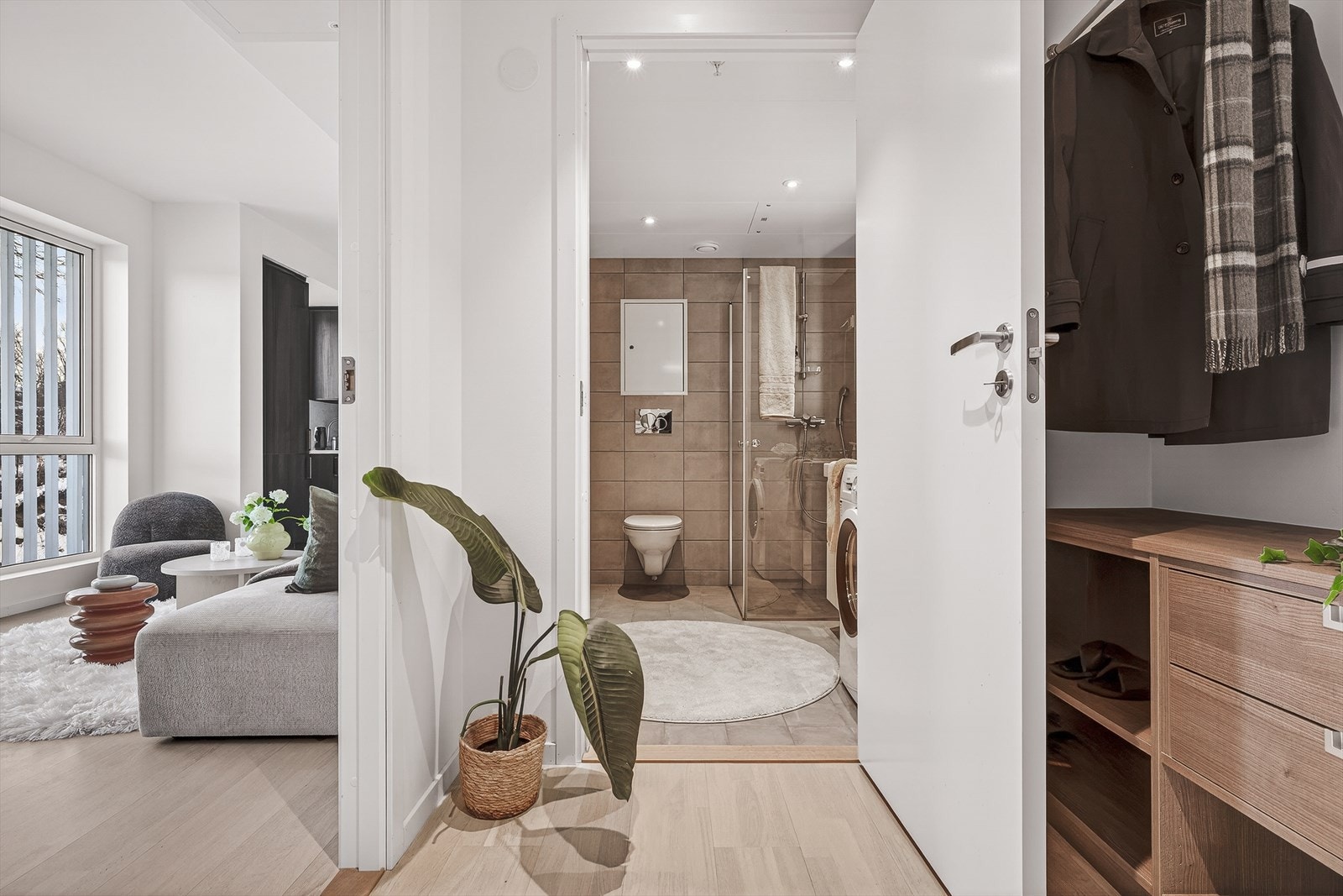 Lys og innbydende entré som ønsker deg velkommen inn! Galleribilde