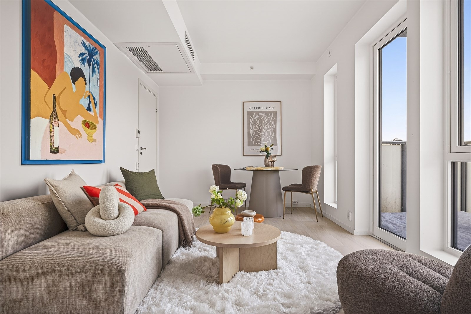 Boligen er tilknyttet fjernvarme og har balansert ventilasjon, samt viftekonvektor montert i tak. Galleribilde