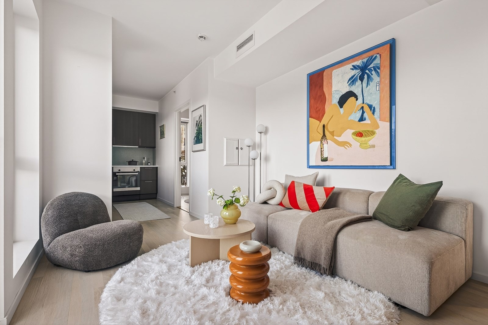 Stuen har flere veggflater, som gjør den lett å innrede. Galleribilde