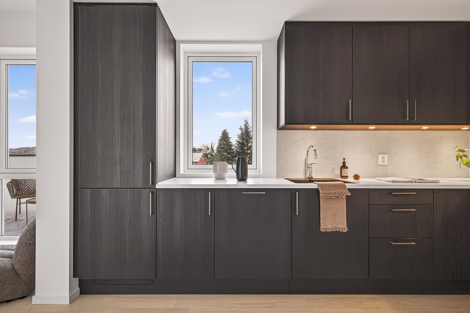 Pen HTH-kjøkkeninnredning med takhøye overskap. Galleribilde