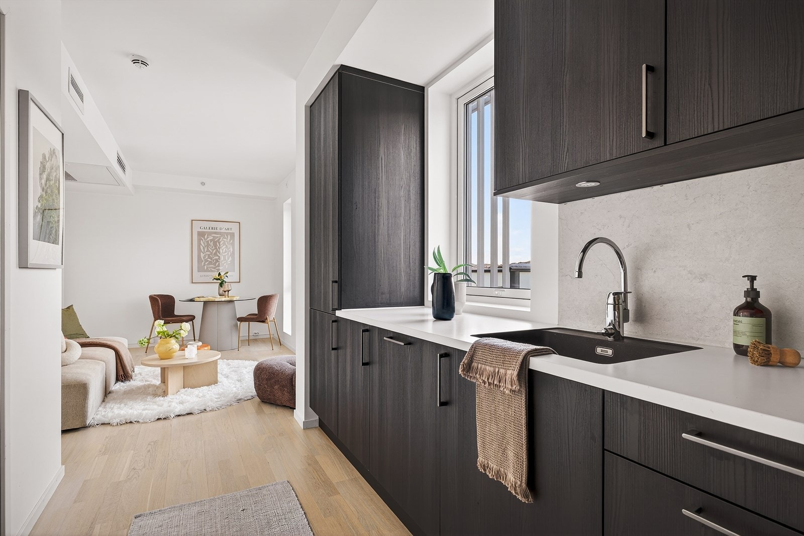 Vindu på kjøkken som både gir lys og skaper trivsel. Galleribilde