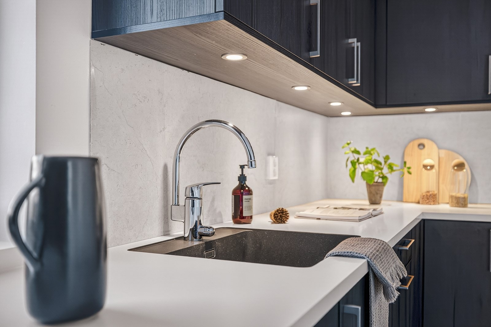 Mye benkeplass og innfelte spotter under overskap. Galleribilde