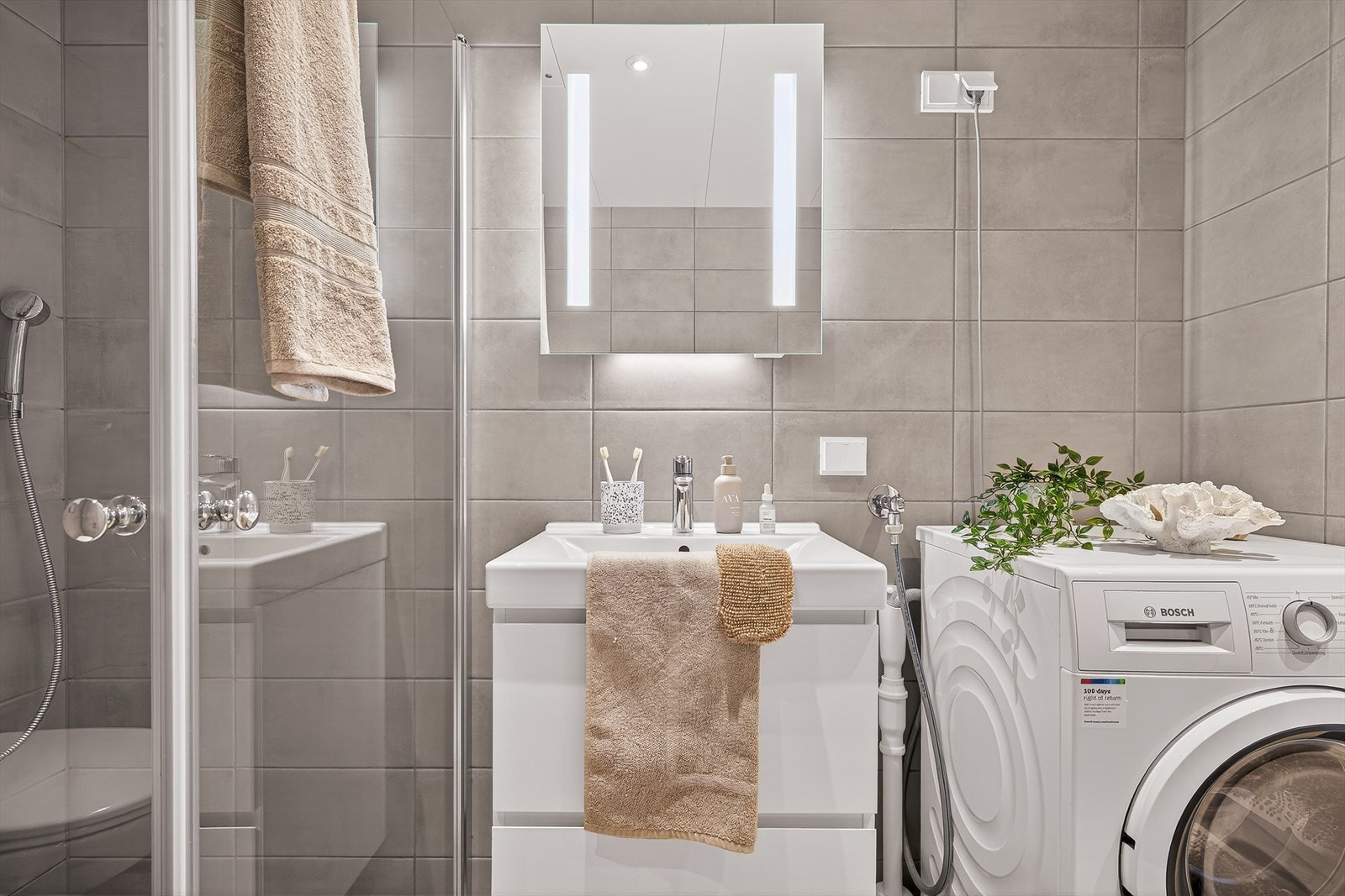 Badet er praktisk innredet, og har opplegg for vaskemaskin og tørketrommel. Galleribilde