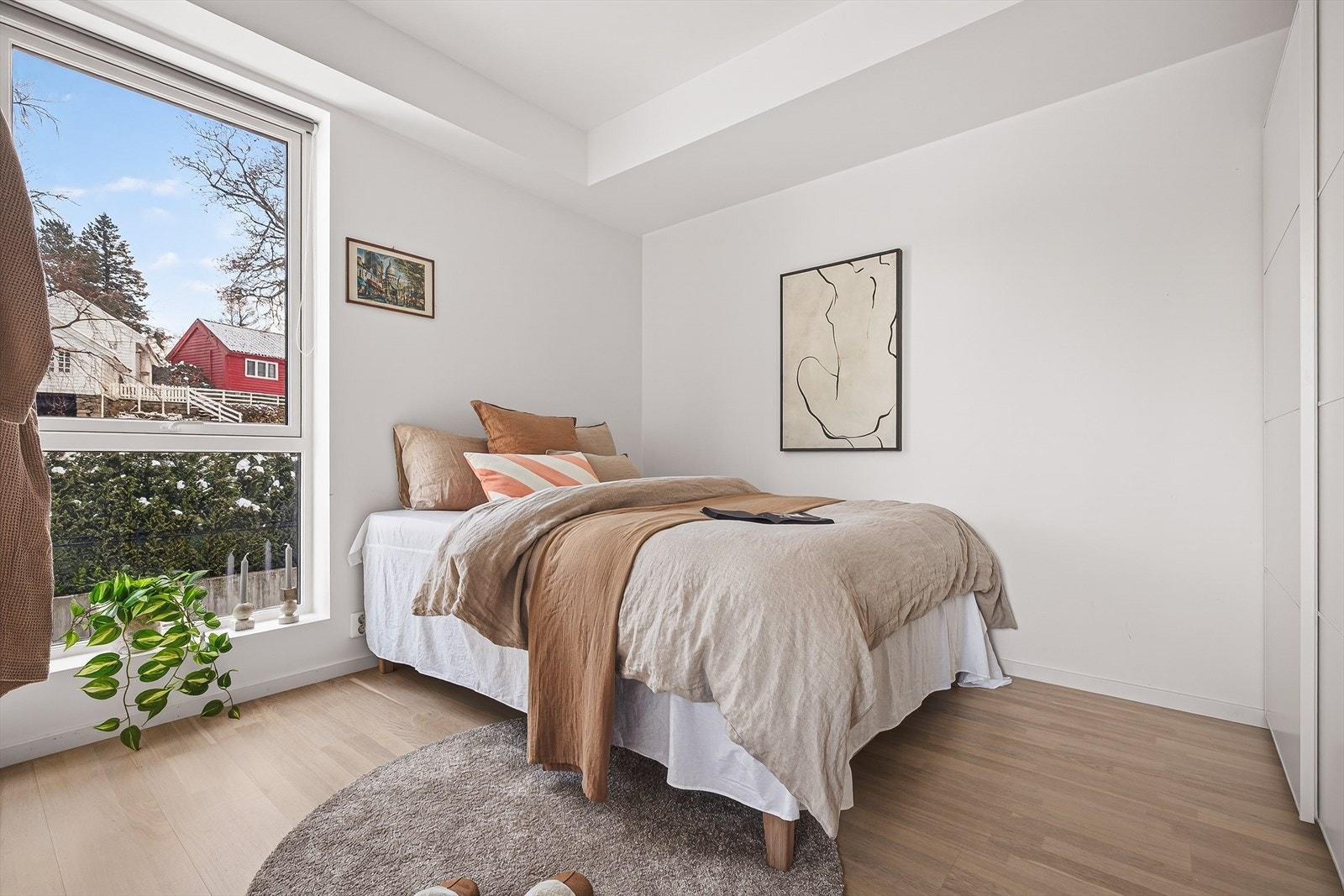 Lyst og trivelig soverom, som vender vekk fra hovedvei. Galleribilde