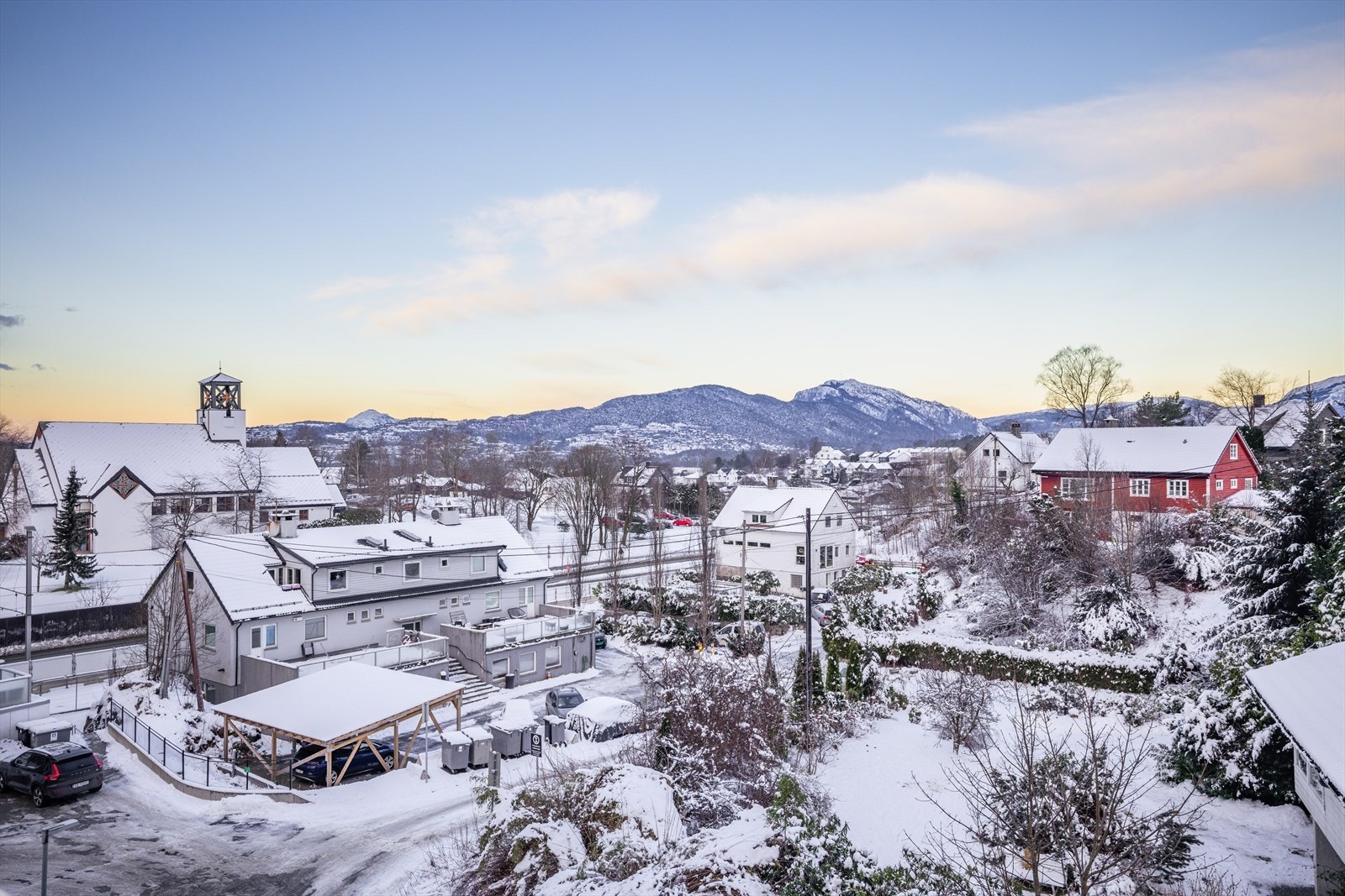 Leiligheten har en skjermet beliggenhet i byggets 4. etasje. Galleribilde