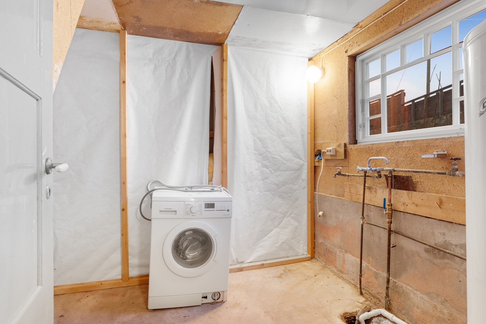 Uferdig vaskerom i boligens tilbygg - kjøper må påregne full oppbygging dersom rommet skal benyttes som våtrom Galleribilde
