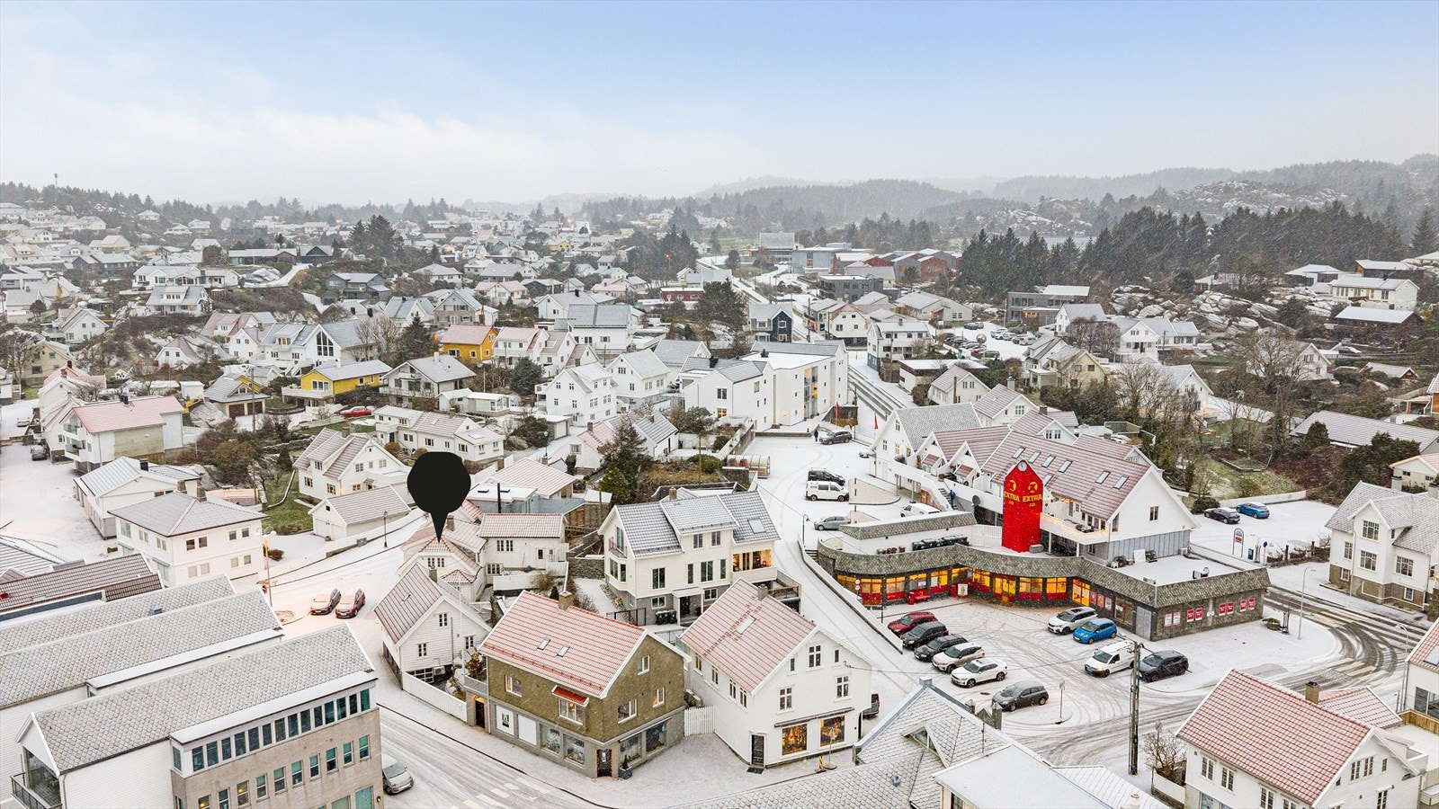 Her bor du med gangavstand til alt som byen kan tilby, som bl.a: barnehager, barne- og ungdomsskole, stort og flott idrettsanlegg, golfbane, idylliske gamlebyen, restauranter, sandstrand og flotte turområder Galleribilde