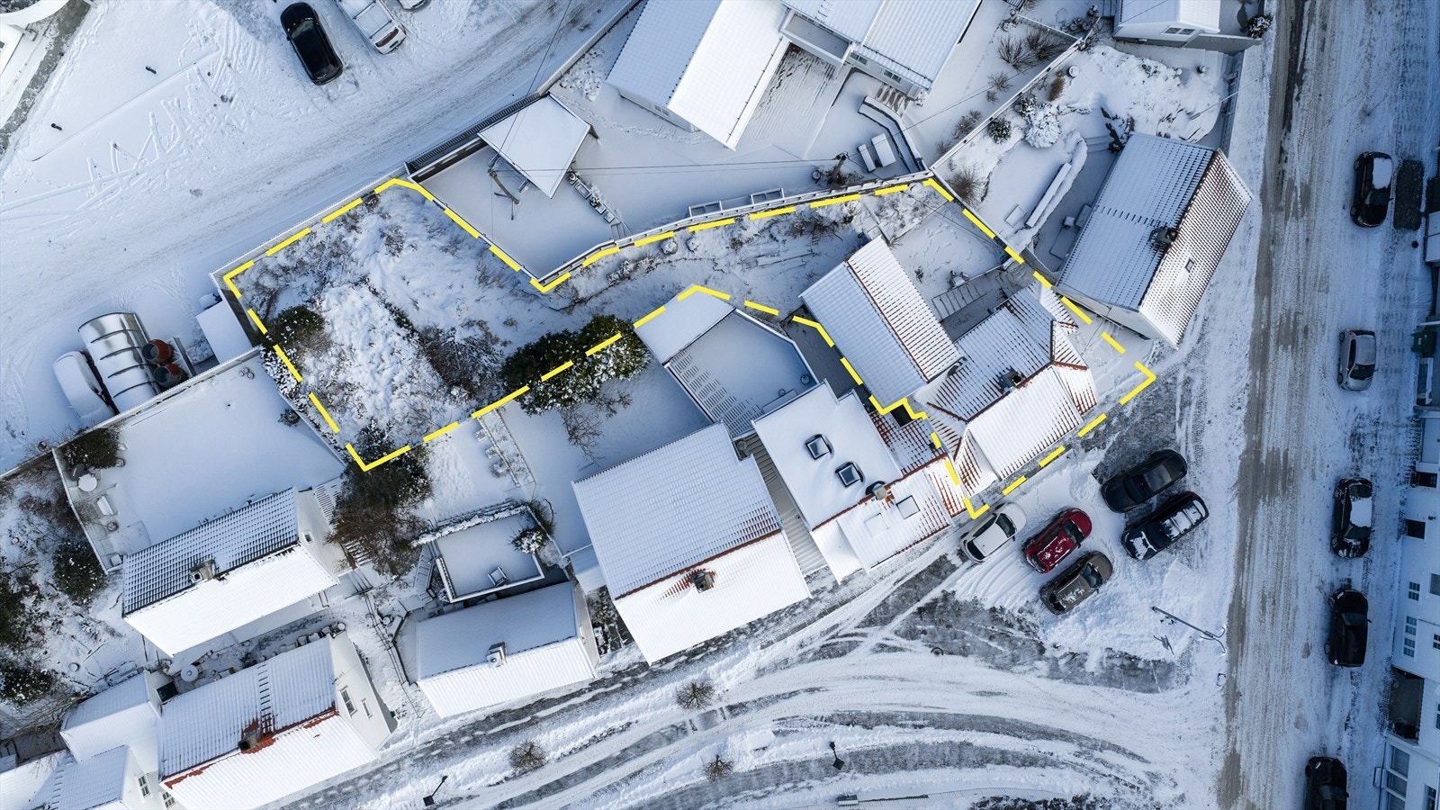 Tomten er opparbeidet med skiferbelagt terrasse, samt noe beplantning og plen mot nord (tomtegensen er omtrentlig inntegnet, avvik kan forekomme) Galleribilde