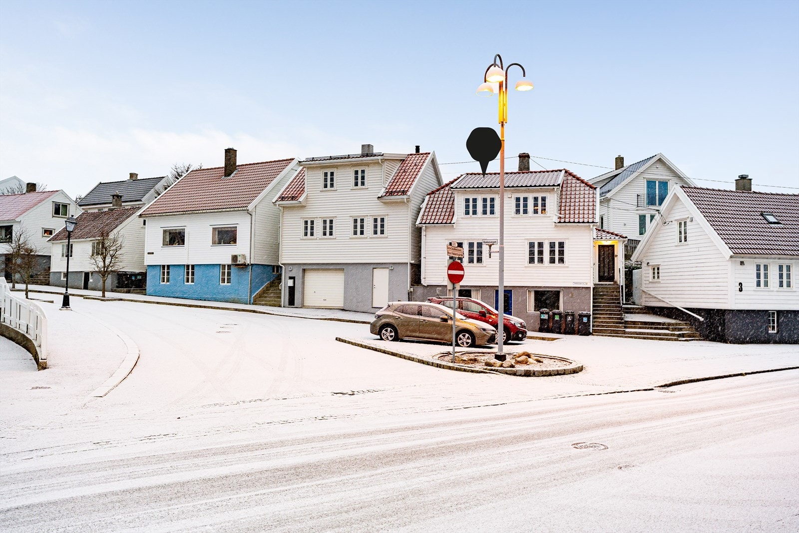 Det er parkering i offentlig gate etter gjeldene bestemmelser Galleribilde