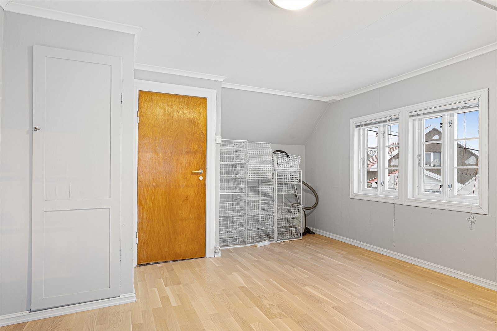 Alle soverommene er av god størrelse med plass til dobbeltseng og tilhørende nattbord Galleribilde