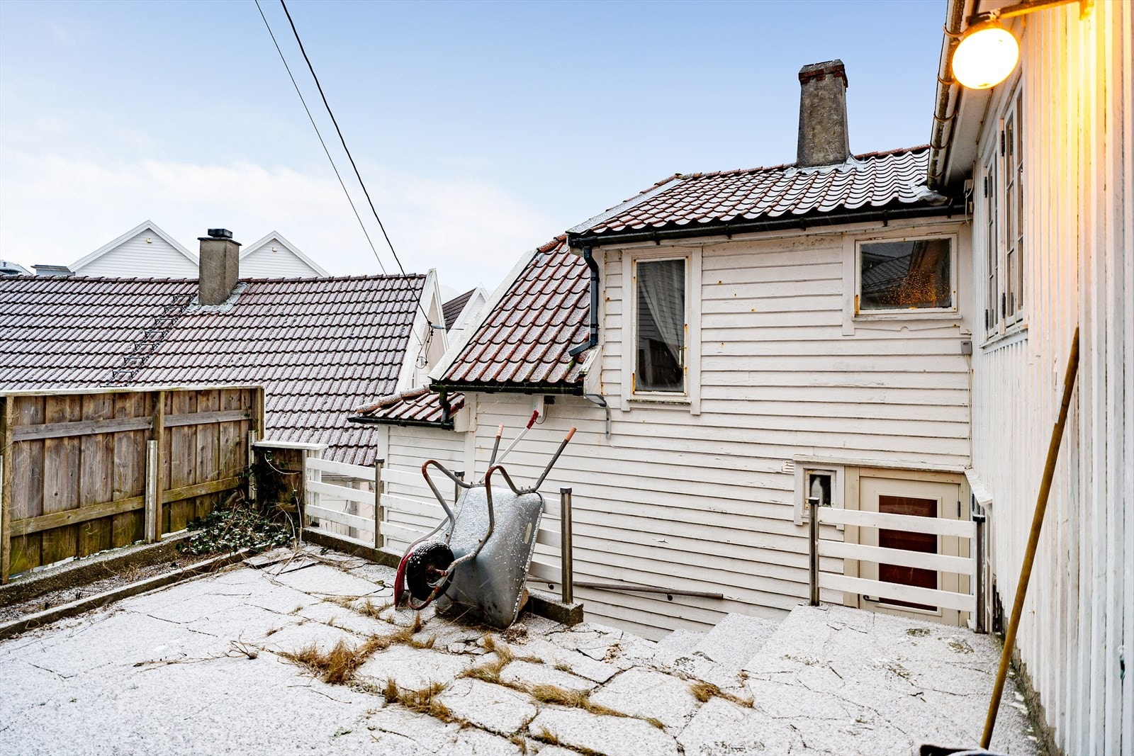 Usjenert og hyggelig uteområde med stort potensiale Galleribilde