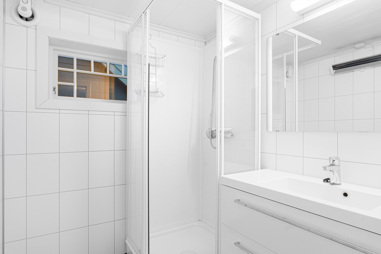 Badet i 2. etasje er et eldre bad med baderomsplater på veggoverflatene og belegg på gulvet - baderomsplatene og gulvbelegget er fornyet i 2009 Galleribilde