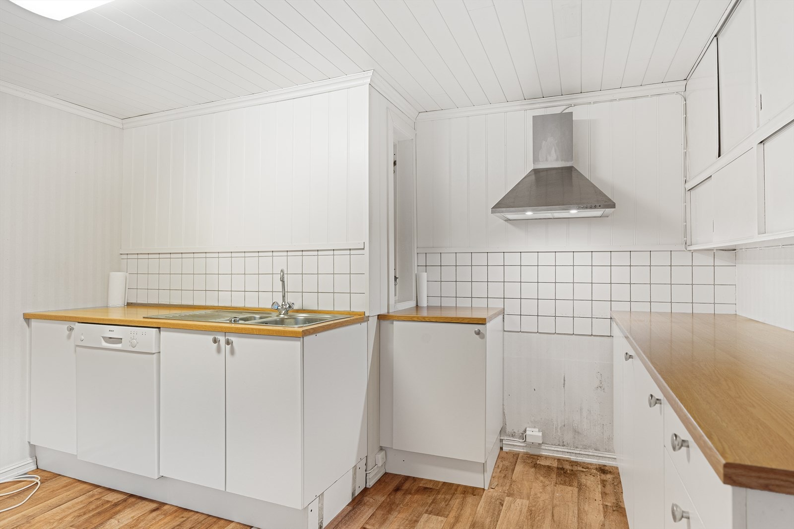 Kjøkkenet har slette fronter og laminat benkeplate - det er satt inn nye underskap i 2009 (overskapene er av eldre dato) Galleribilde