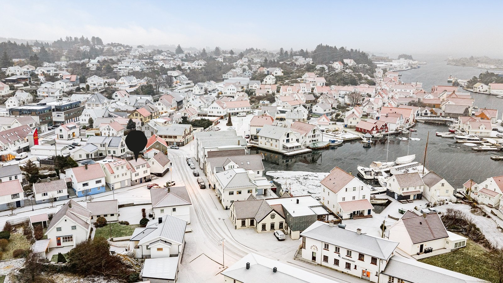 Boligen har en meget sentral og populær beliggenhet midt i hjertet av Norges sommerby Skudeneshavn Galleribilde